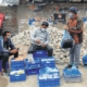 Hommes distribuant des fournitures. crédit photo: PA