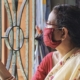 Une femme en Inde portant un masque
