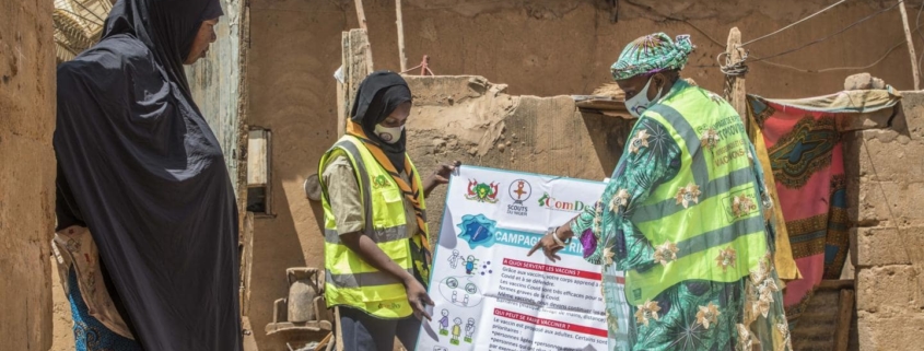 Nigerian healthcare workers explaining COVID-19 vaccines to a woman. Photo credit: UNICEF Niger/Islamane